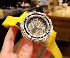 一不小心爱上它：理查德米勒RM032橡胶带复杂多功能男士手表